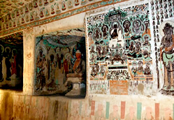 主室・北壁東側2つの龕と西方浄土変図と<br>
観音菩薩図と千佛