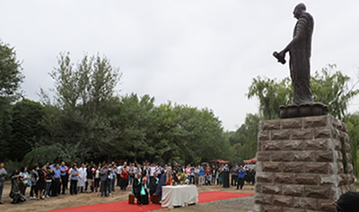 キジ故城跡、新疆ウイグル自治区クチャ杏花公園に於
いて除幕式が行われました。（2013年9月16日）